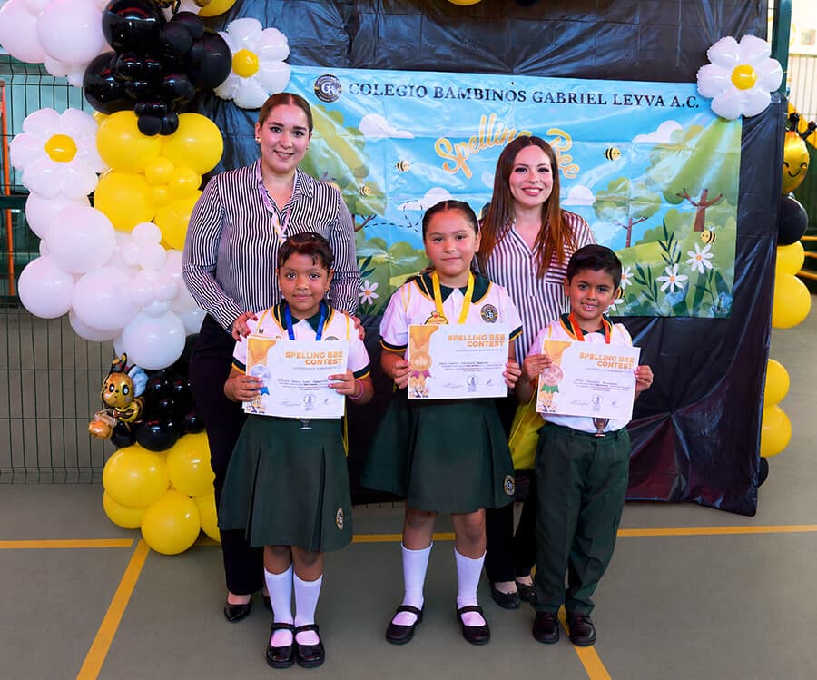 Maestras y niños con premio en Colegio Bambinos Maestras y niños con premio en Colegio Bambinos