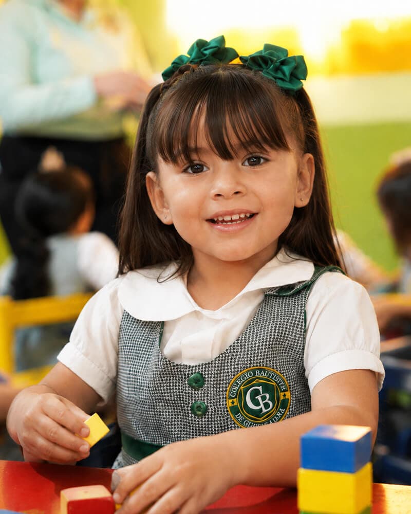 Niña de preescolar bilingüe — Colegio Bambinos Mazatlán Niña de preescolar bilingüe — Colegio Bambinos Mazatlán