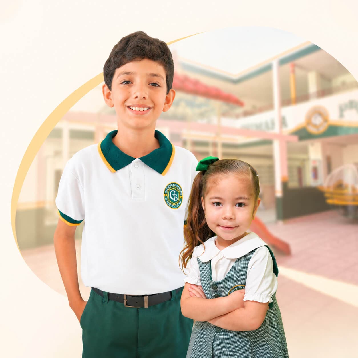 Niño y niña con uniforme del Colegio Bambinos Mazatlán Niño y niña con uniforme del Colegio Bambinos Mazatlán